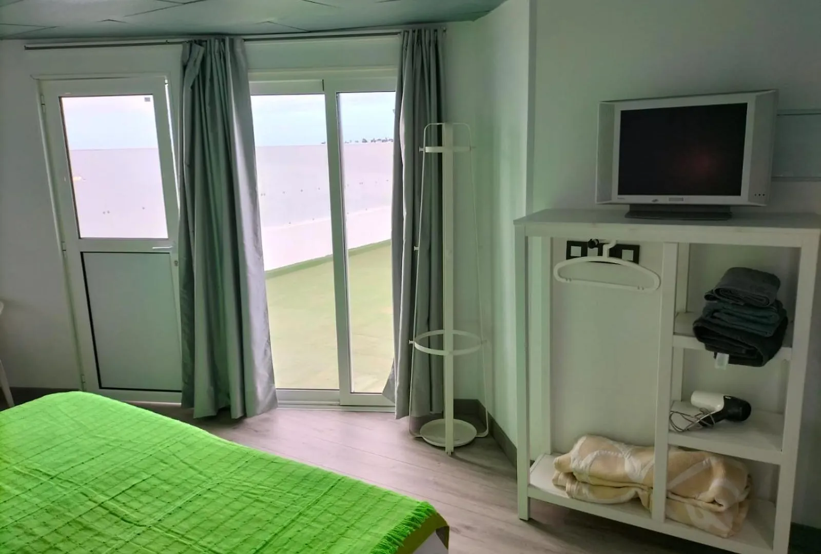 Guest house Vv Las Buganvillas Maspalomas - Cocina Y Habitaciones Con Banos Privados